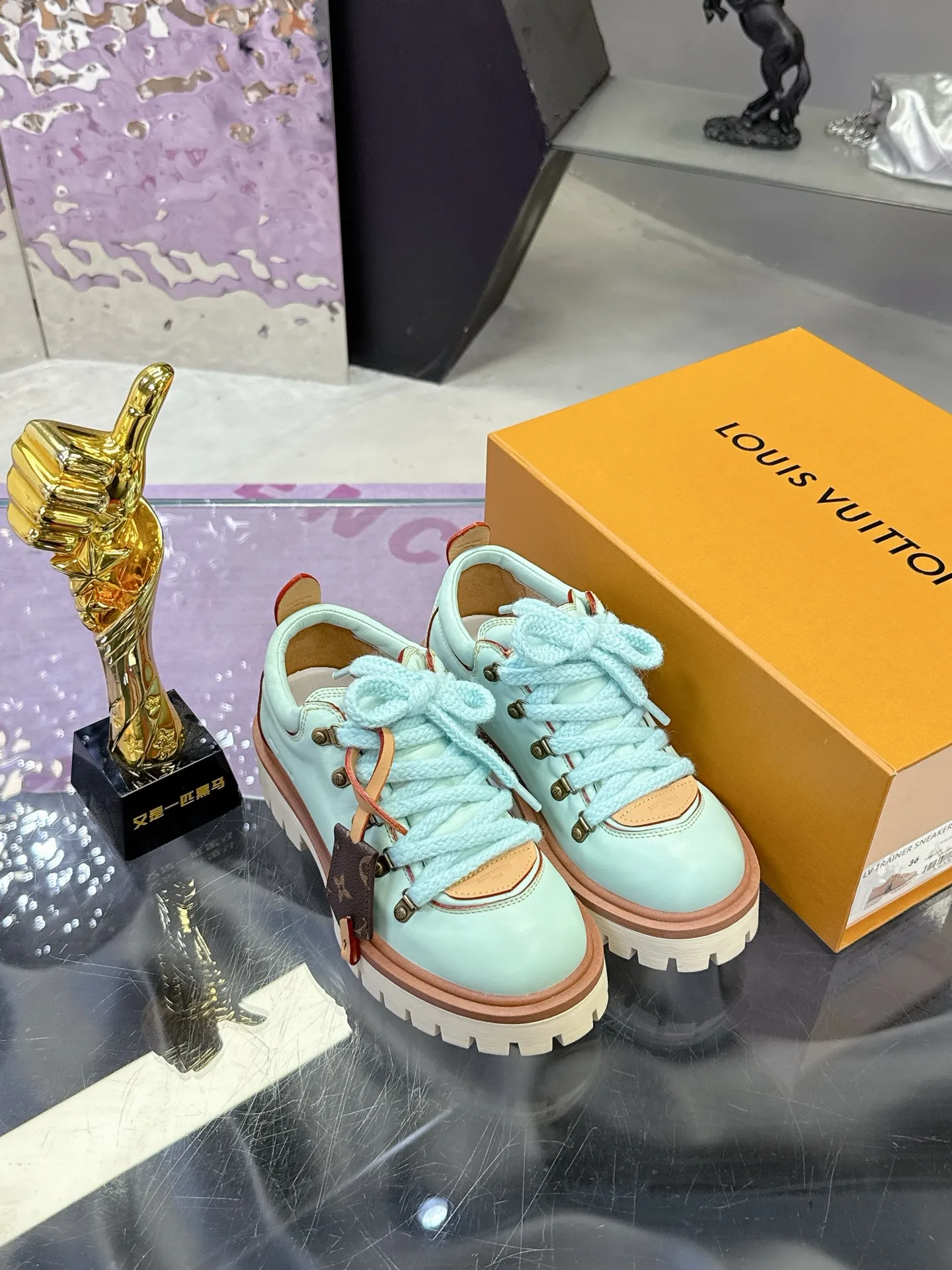 Factory price: 700💰 LV | Louis Vuitton 🧡💚2025 autumn and winter new style, top version ⚠️ The counter features the latest LV REMIX lace-up mountaineering derby shoes, new hard goods 🆕 ❥BS purchasing level! Full of high-end feel! A popular model among bloggers at home and abroad, it’s retro and fashionable, and looks stunning on your feet! Mainly recommended model on the official website★ ▪️Upper: top-quality first-layer cowhide ▪️Inner lining: imported sheepskin ▪️Outsole: original molded T men's shoes 💰U anti-slip outsole ▪️Sole height: 3.5cm ▪️Shoe size: Female 35-41 (41 customized, non-refundable) Male 39-45 (46 customized, non-refundable)